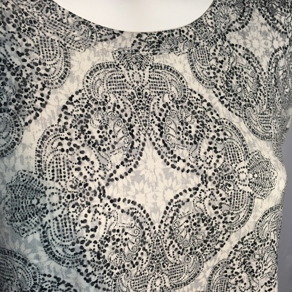 Black and white top. - Picture 3 of 7